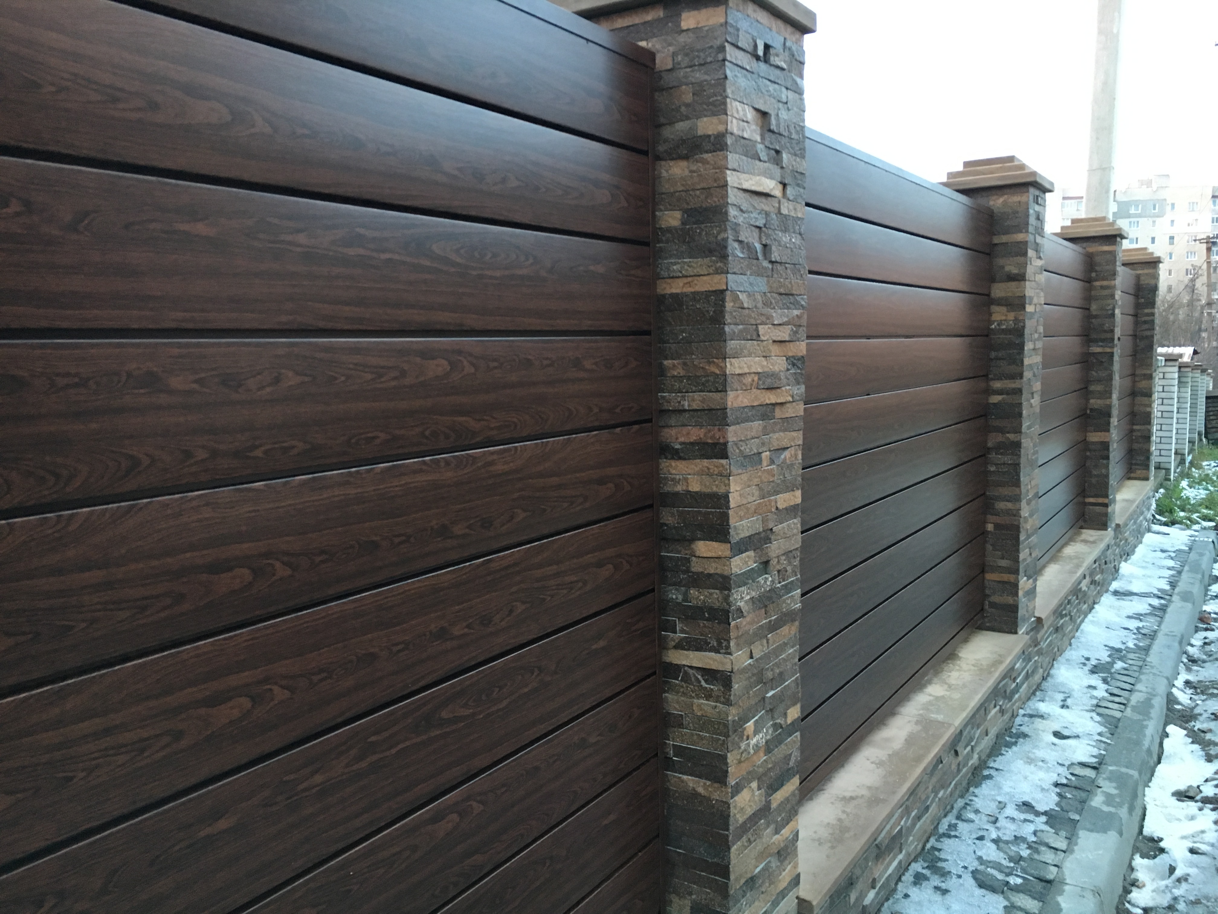 заборы и ограждения для коттеджа фото